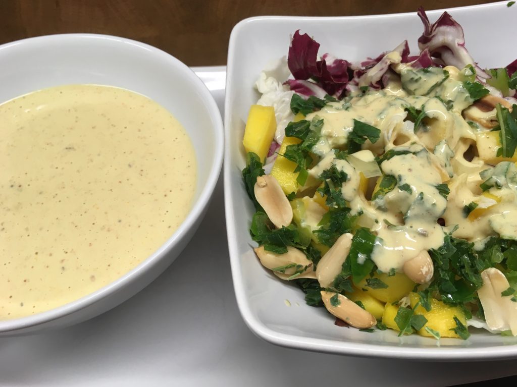 Chinakohl Radicchio Salat mit Mango und Erdnuss Orangen Curry Dressing