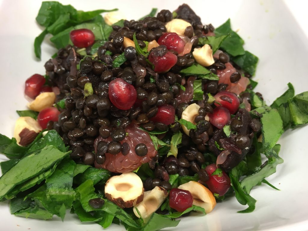 Linsen Salat mit gerösteten Rote Bete, Grapefruit, Spinat, Haselnüssen und Granatapfelkernen