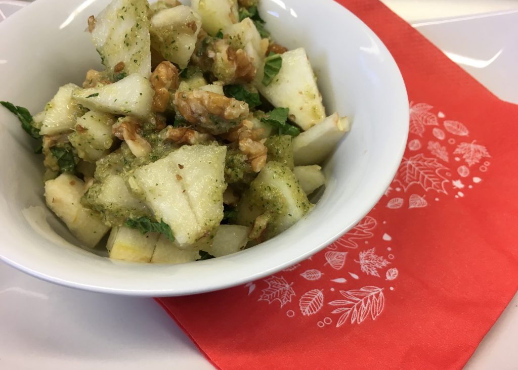 Birnen-Walnuss Salat mit Birnen-Ingwer-Zimt Dressing und frischer Minze