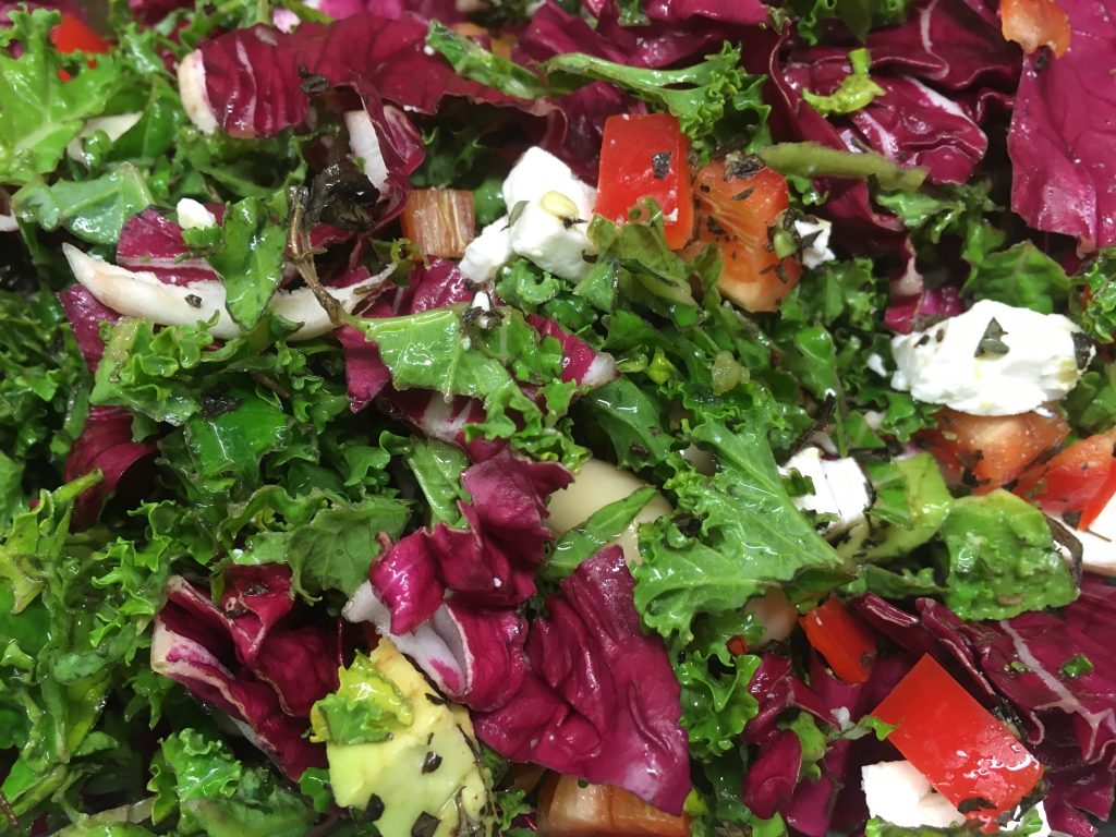 Grünkohl Radicchio Salat mit Paprika, Avocado und Kürbiskernen