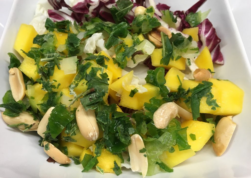 Chinakohl Radicchio Salat mit Mango und Erdnuss Orangen Curry Dressing