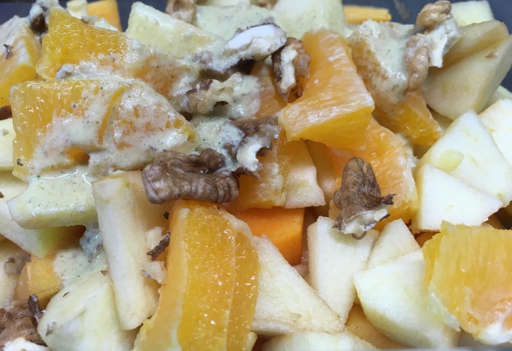 Kaki Apfel Salat mit Orangen Walnuss Zimt Creme