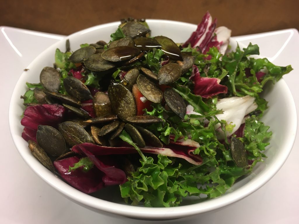 Grünkohl Radicchio Salat mit Paprika, Avocado und Kürbiskernen