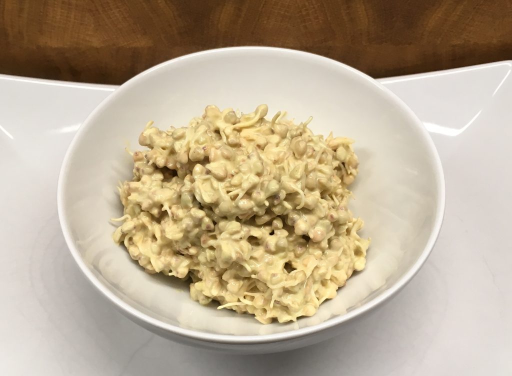 Rawsotto aus Buchweizen Sprossen mit Safran Tahini Dressing