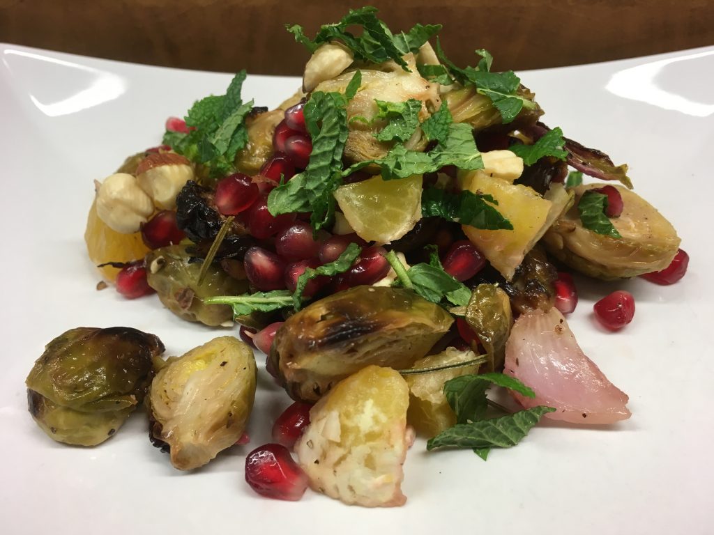 Gerösteter Rosenkohl mit Orangen, Haselnüssen und Granatapfelkernen