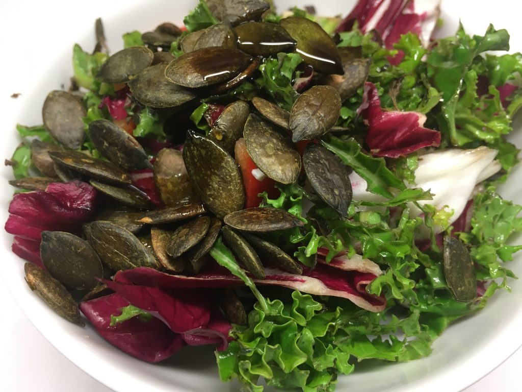 Grünkohl Radicchio Salat mit Paprika, Avocado und Kürbiskernen