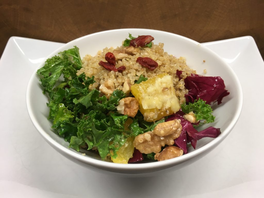 Grünkohl Salat mit geröstetem Quinoa, Orangen und Goji Beeren