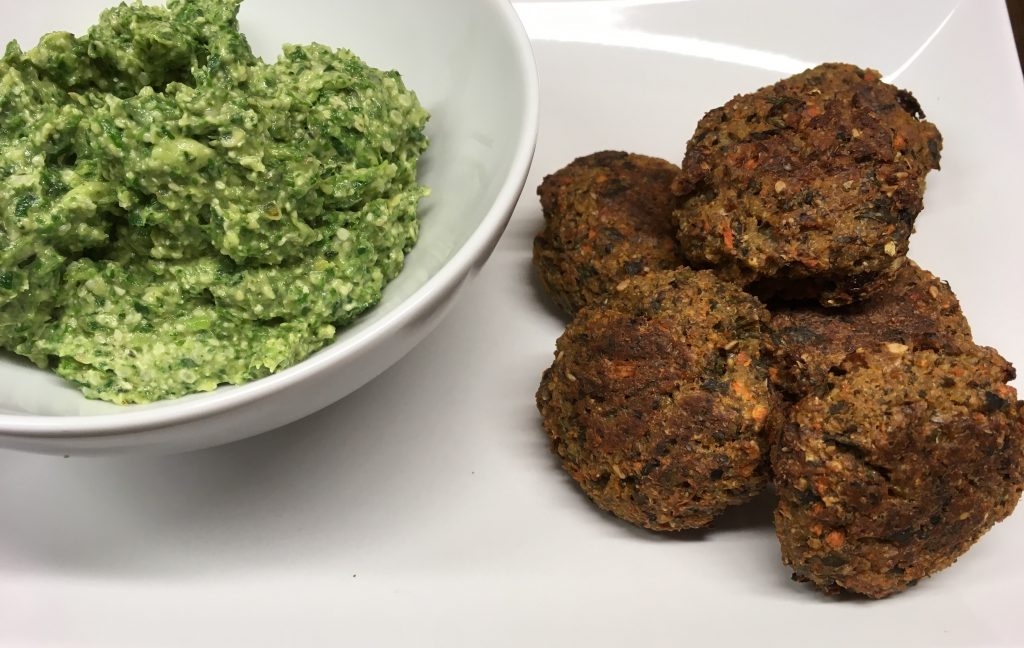 Karotten Hirse Falafel mit Haselnuss Salbei Pesto