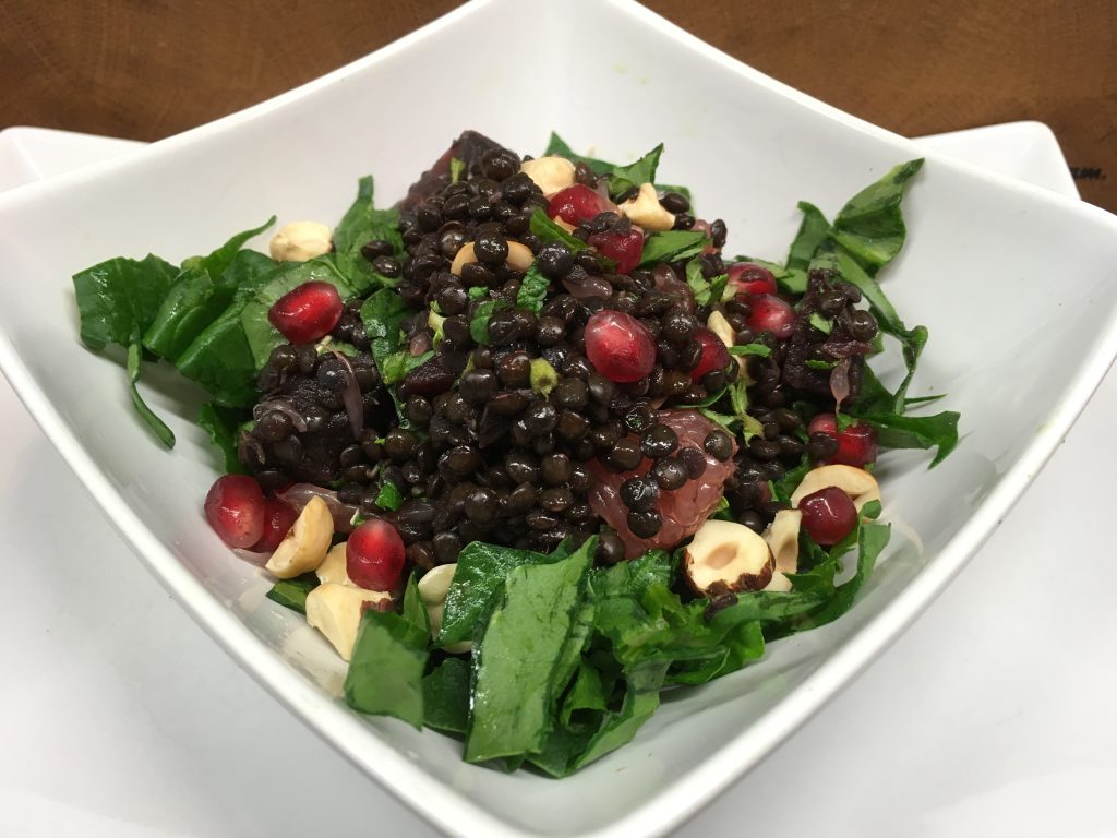 Linsen Salat mit gerösteten Rote Bete, Grapefruit, Spinat, Haselnüssen und Granatapfelkernen