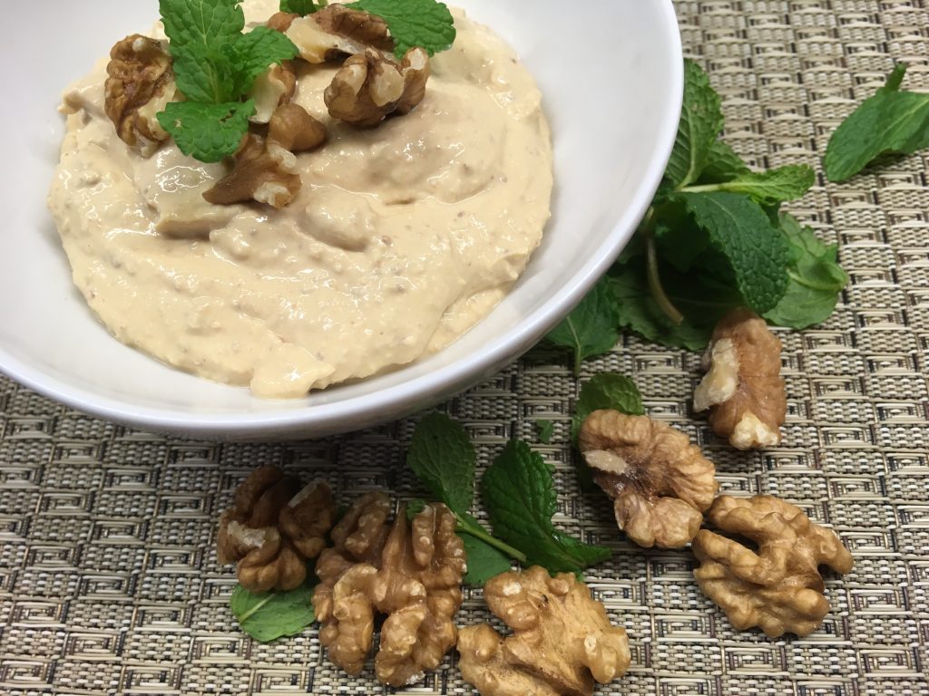 Pikanter Ziegenfrischkäse Dip mit Feigen und Harissa