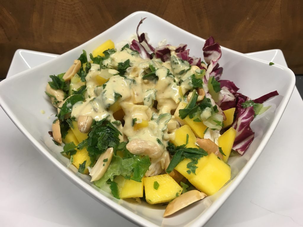 Chinakohl Radicchio Salat mit Mango und Erdnuss Orangen Curry Dressing