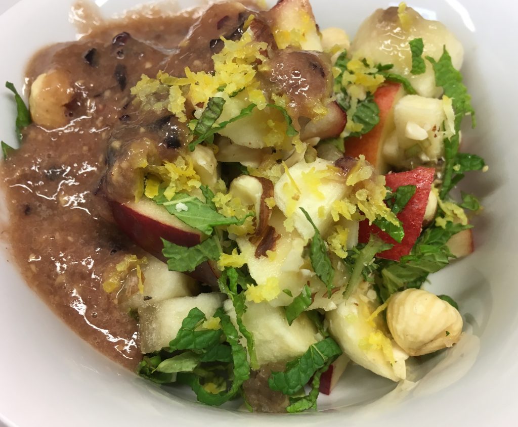 Apfel Bananen Haselnuss Salat mit Trauben-Bananen-Ingwer Püree und Zimt