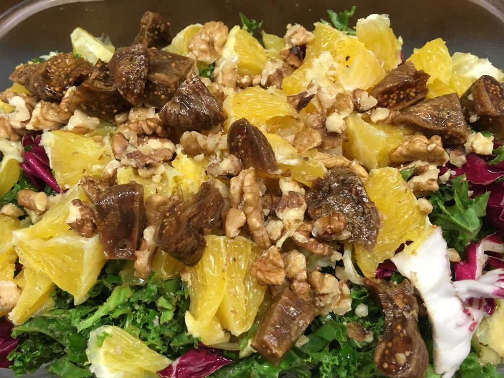 Grünkohl Salat mit geröstetem Quinoa, Orangen und Goji Beeren