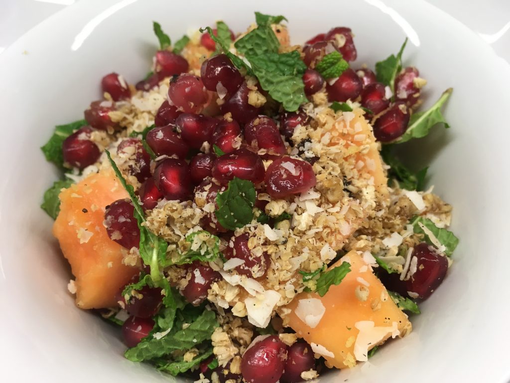 Maulbeer-Kokosnuss-Hanf Müsli mit Papaya und Granatapfel