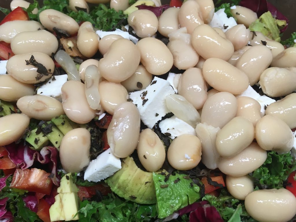 Grünkohl Radicchio Salat mit Paprika, Avocado und Kürbiskernen