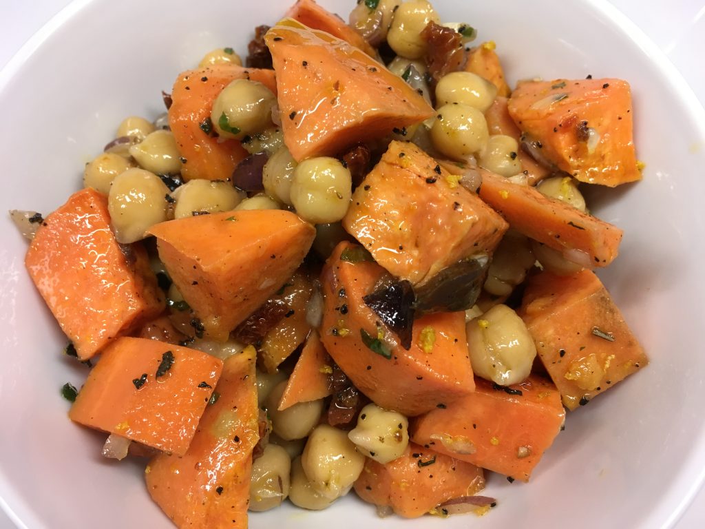 Süßkartoffel Salat mit Tomaten, Datteln und Cashew-Zitronen Dressing