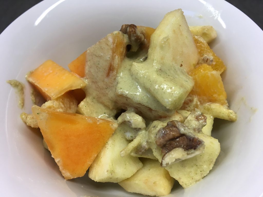 Kaki Apfel Salat mit Orangen Walnuss Zimt Creme