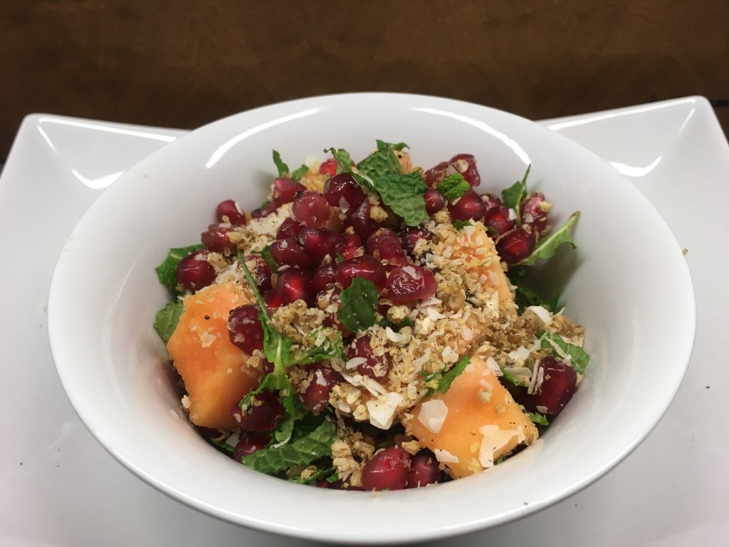 Papaya Granatapfel Müsli mit Maulbeer-Kokosnuss-Hanf Granola