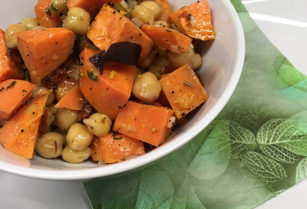 Süßkartoffel Salat mit Tomaten, Datteln und Dattel-Tahini Dressing