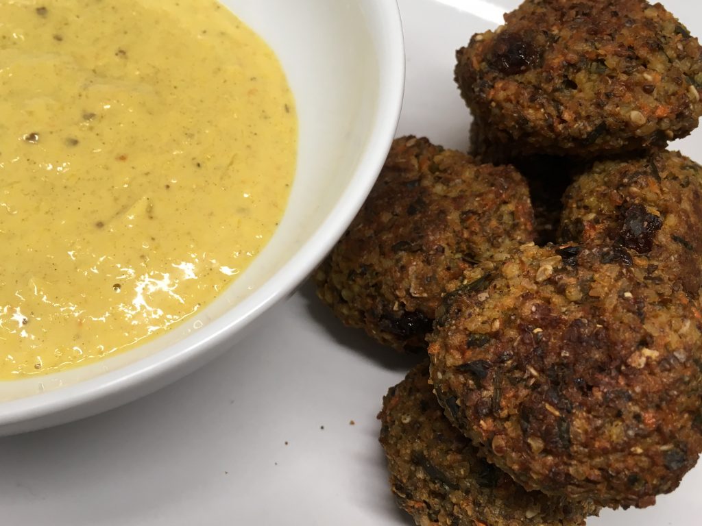 Karotten Hirse Falafel mit Tahini, Hanf und Kürbiskernen