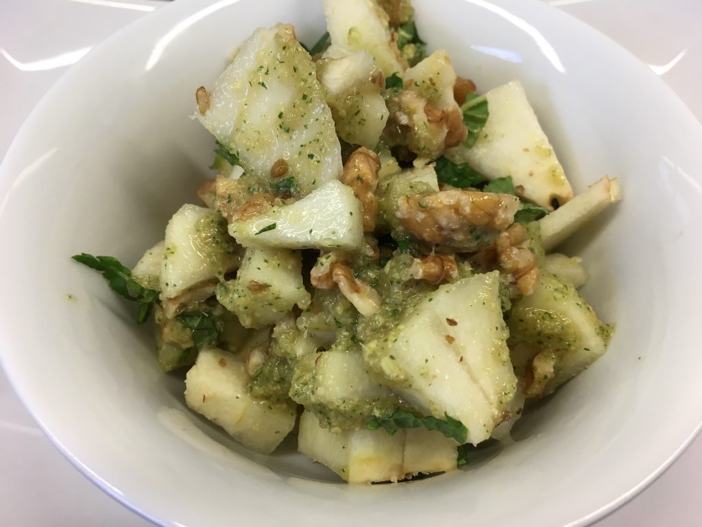 Birnen-Walnuss Salat mit Birnen-Ingwer-Zimt Dressing und frischer Minze