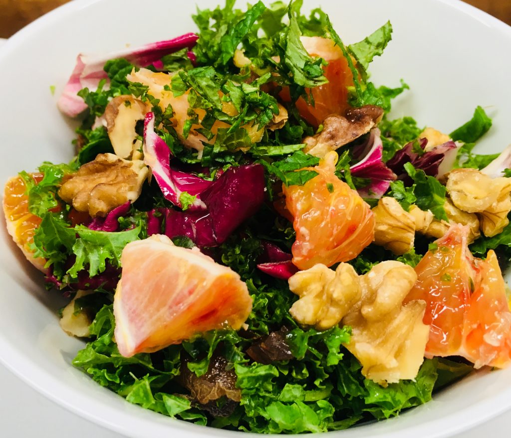 Grünkohl Salat mit Aprikosen und Walnüssen und Aprikosen Ingwer Dressing