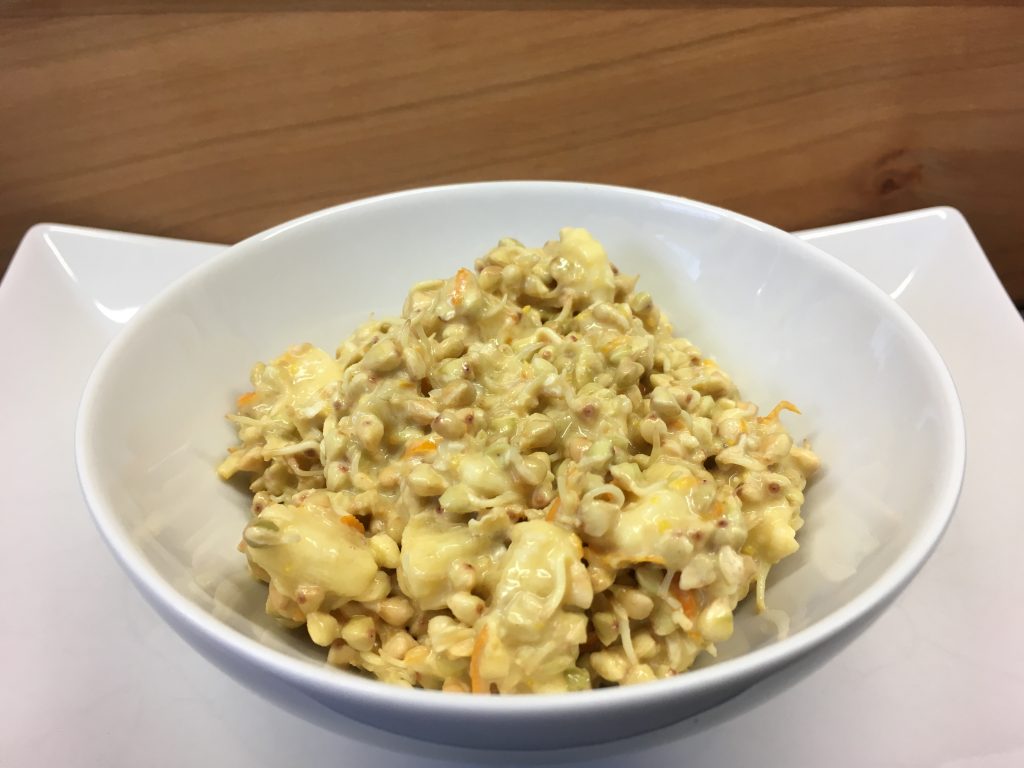 Buchweizen Sprossen mit Banane und Safran Orangen Tahini