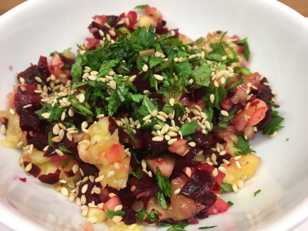 Rote Bete Mango Salat mit Sesam, Minze und Koriander