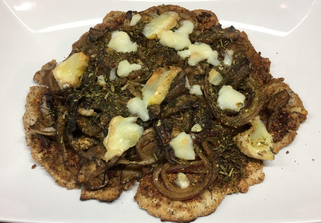 Pizza Fladen mit Tomatenpesto und marinierten Champignon