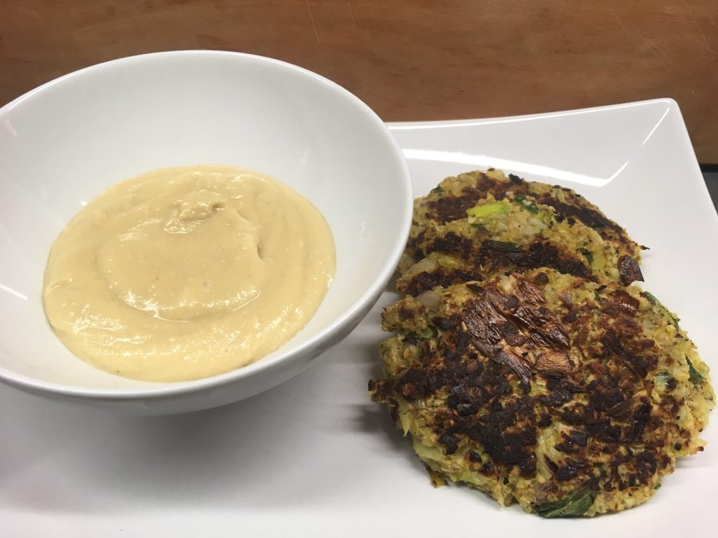 Kohlrabi Lauch Puffer mit Mandel Hummus