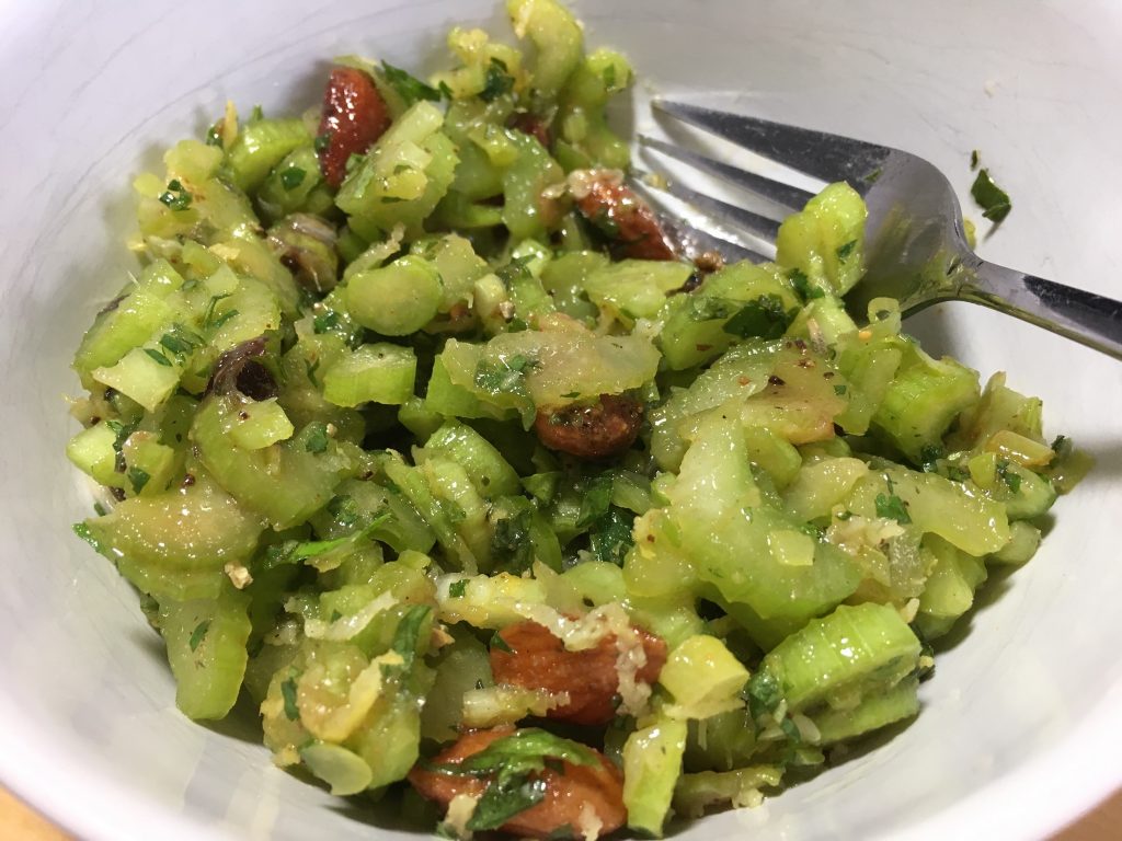 Sellerie Salat mit Datteln und Mandeln