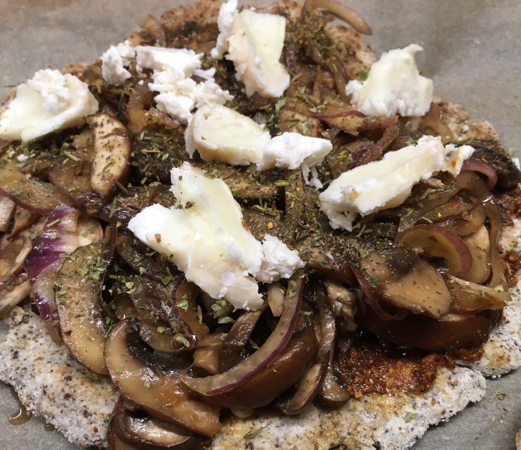 Pizza Fladen mit Tomatenpesto und marinierten Champignon