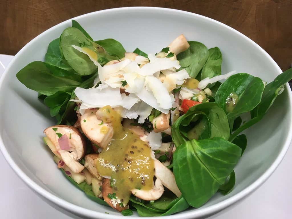 Champignon Mango Salat mit Paprika und Feldsalat und Kiwi Avocado Salat Dressing