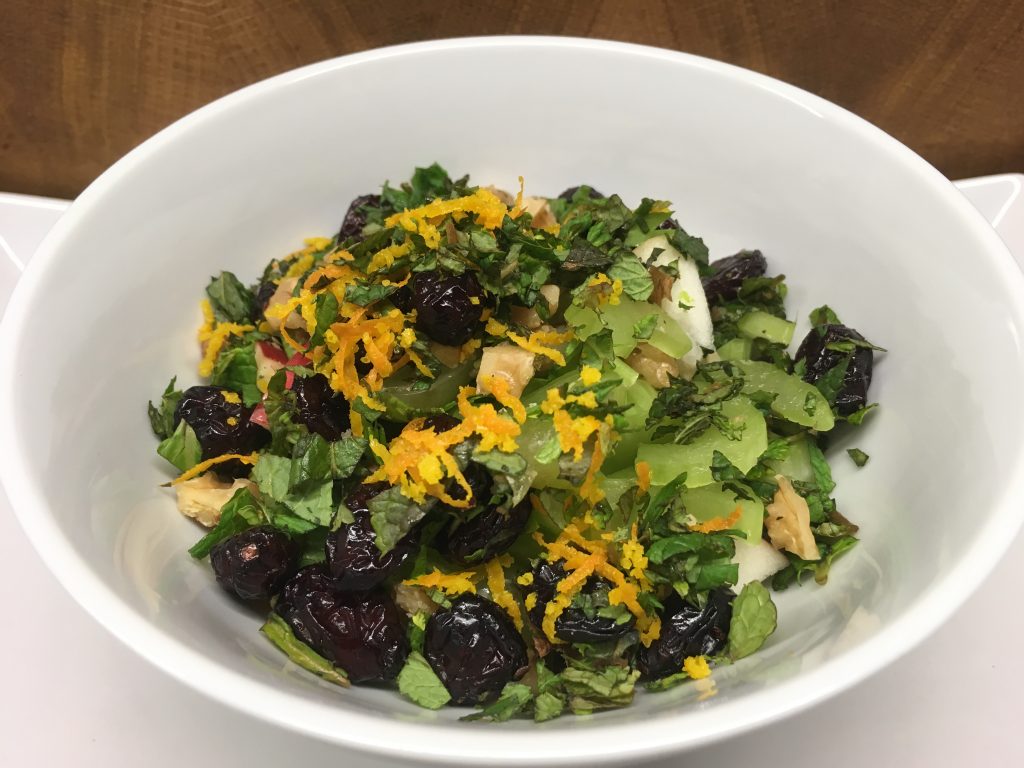 Waldorf Salat mit Sellerie, Apfel, Trauben und Walnüssen