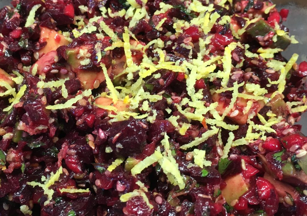 Rote Bete Mango Salat mit Sesam, Minze und Koriander