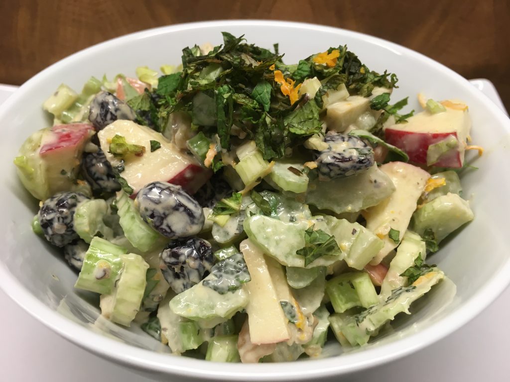 Waldorf Salat mit Sellerie, Apfel, Trauben und Walnüssen