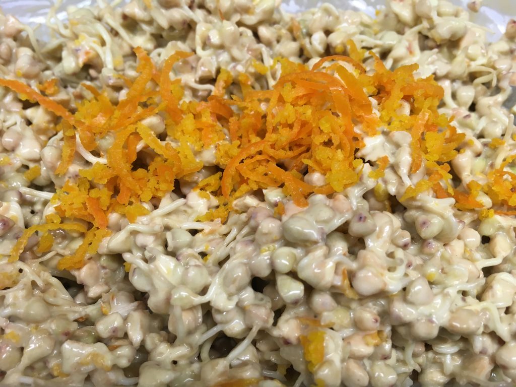 Buchweizen Sprossen mit Banane und Safran Orangen Tahini