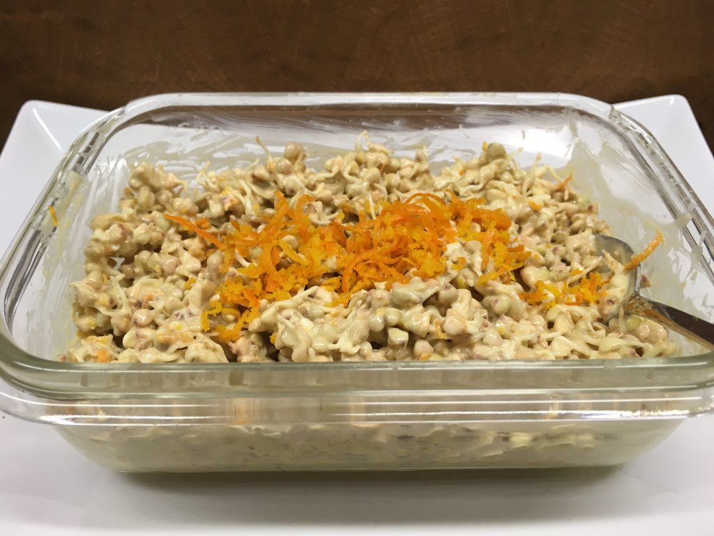 Buchweizen Sprossen mit Banane und Safran Orangen Tahini