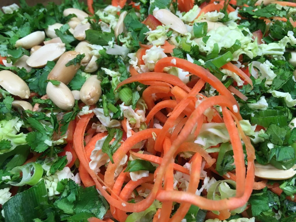 Wirsing Salat mit Paprika, Erdnüssen und Zitronen Chili Dressing