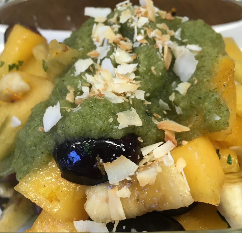 Kaki Trauben Salat mit Birnen Ingwer Minz Dressing