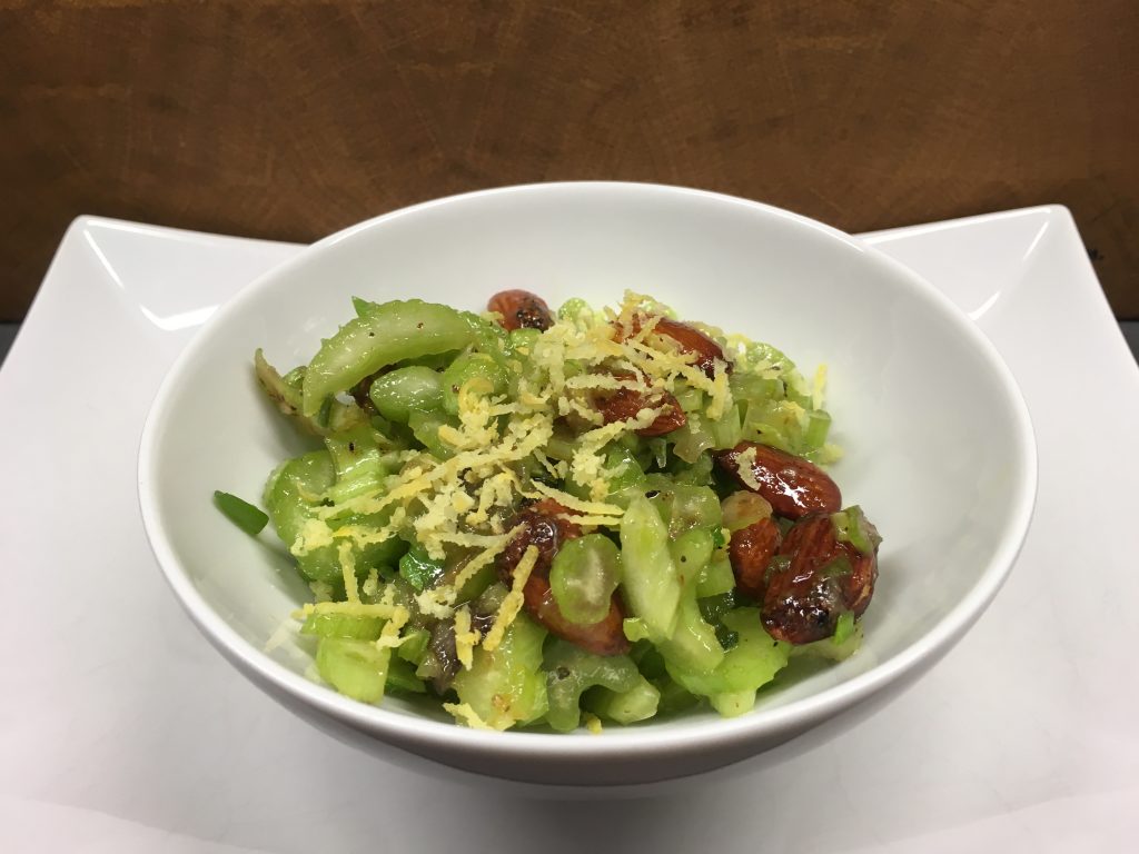 Sellerie Salat mit Datteln und Mandeln