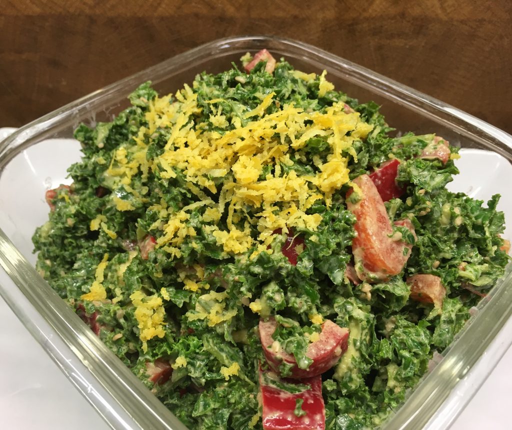 Grünkohl Salat mit Paprika, Avocado, Sesam und Tamari Ingwer Tahini Dressing