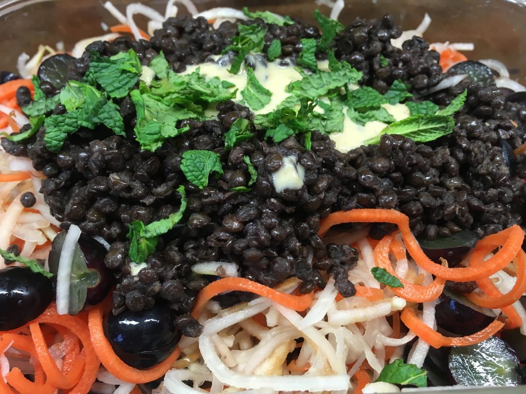 Kohlrabi Karotten Salat mit Beluga Linsen, Trauben und Orangen Tahini Dressing