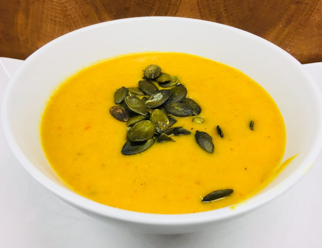 Kürbis Suppe mit Mango, Süßkartoffel, Paprika, Orange, Avocado und Cashews