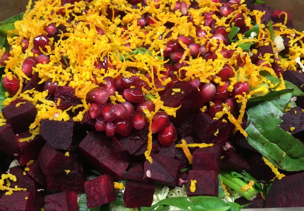 Spinat Salat mit Rote Bete, Avocado, Granatapfelkernen und Sonnenblumenkernen