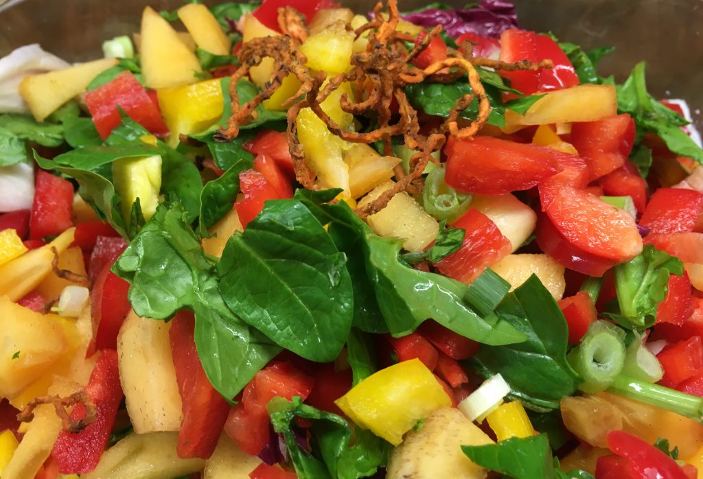 Kaki Paprika Salat mit knusprigen Süßkartoffel Spiralen