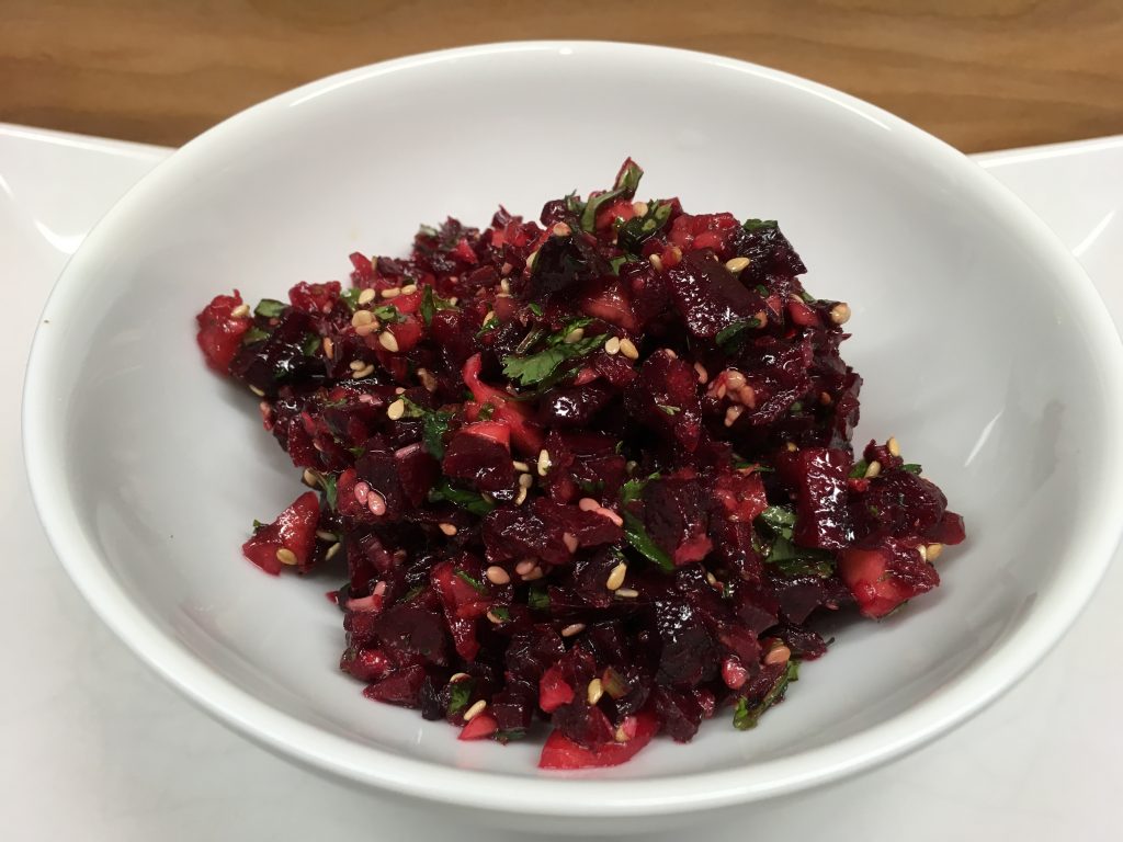 Rote Bete Mango Salat mit Sesam, Minze und Koriander