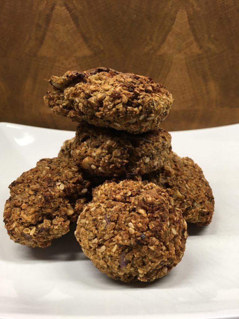 Kohlrabi Falafel mit Kichererbsen und Buchweizen Sprossen
