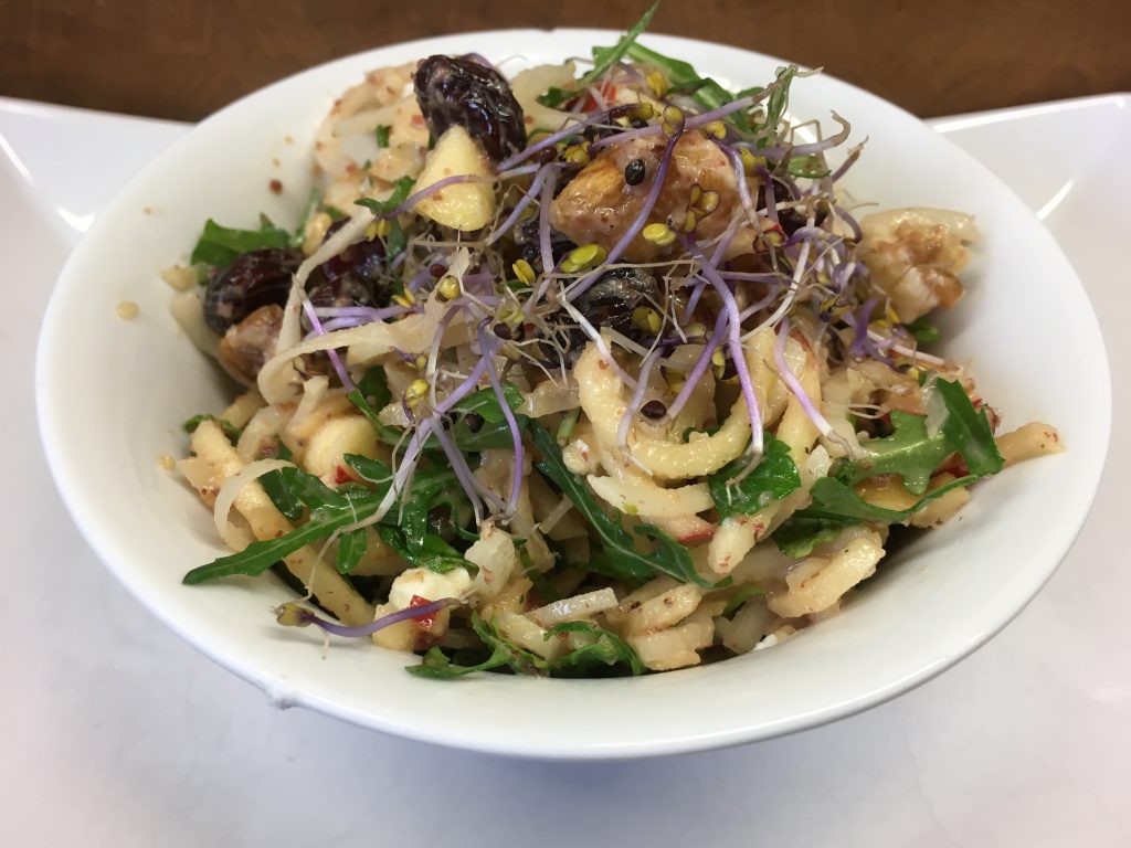 Kohlrabi Apfel Salat mit Walnüssen, Cranberries und Ziegenkäse