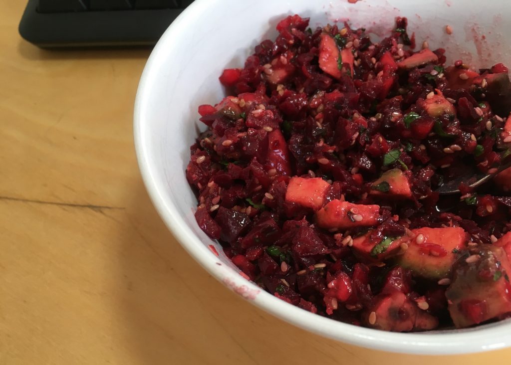 Rote Bete Mango Salat mit Sesam, Minze und Koriander